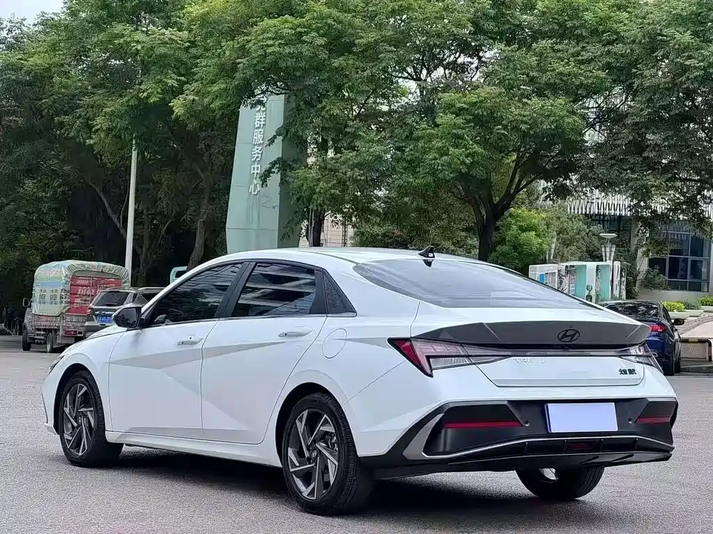 Hyundai Elantra — миниатюра 9