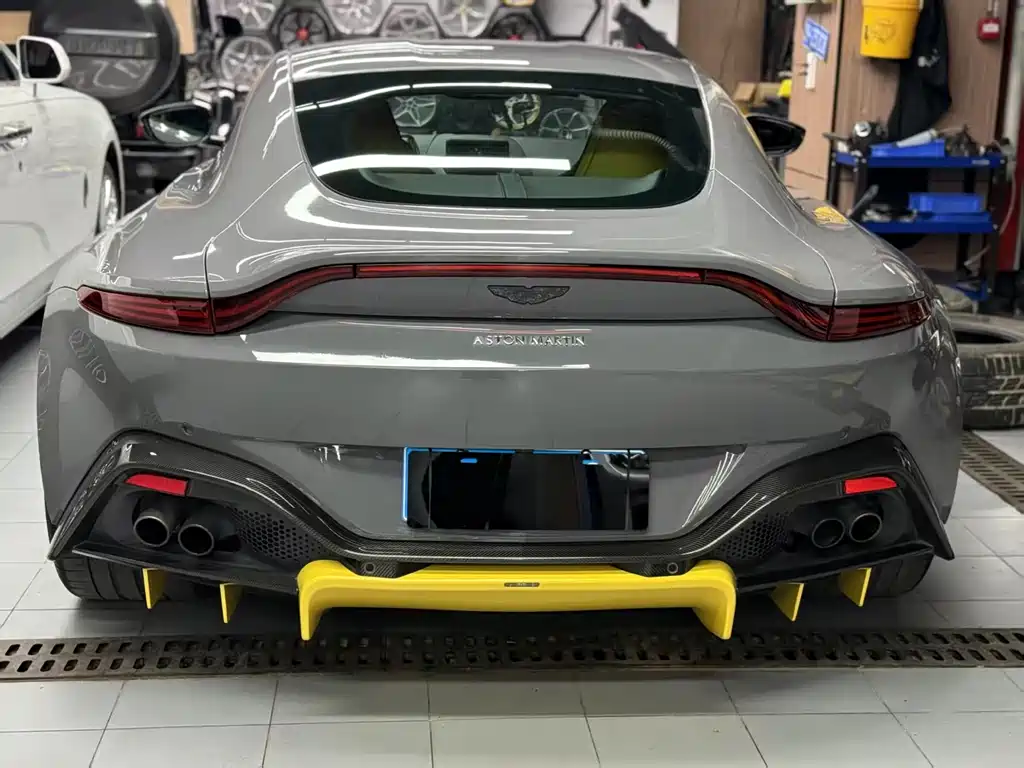 ASTON MARTIN V8 VANTAGE