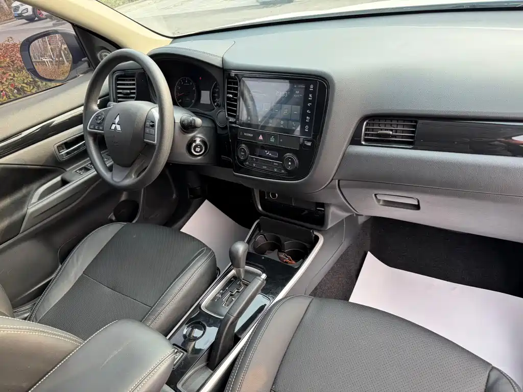 MITSUBISHI OUTLANDER