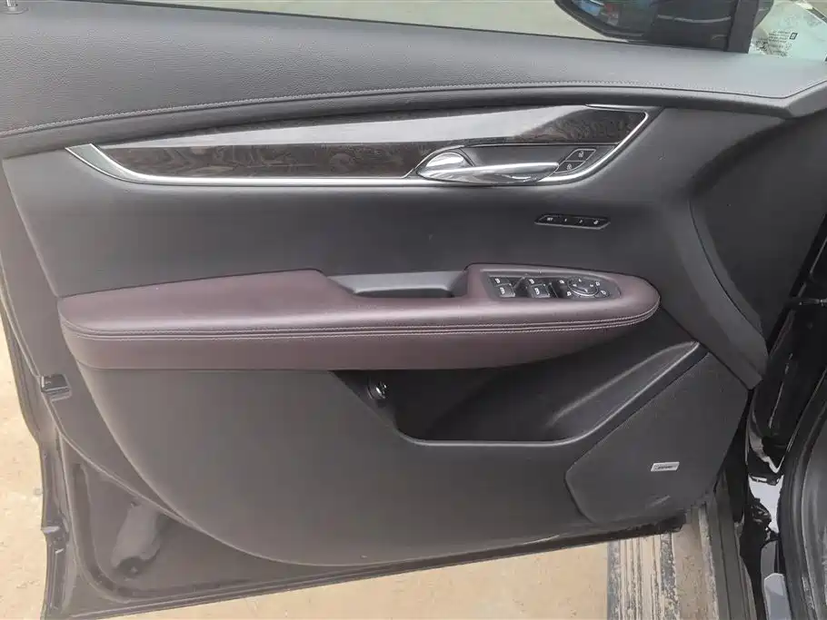 Cadillac XT6 2022 2.0T мест Luxury
