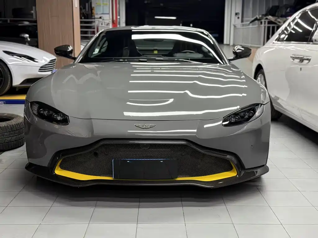 ASTON MARTIN V8 VANTAGE