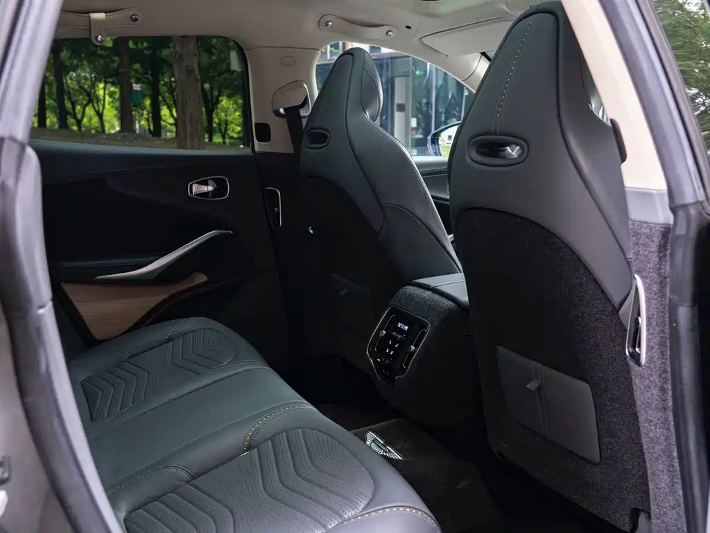 Aston Martin DBX — миниатюра 17