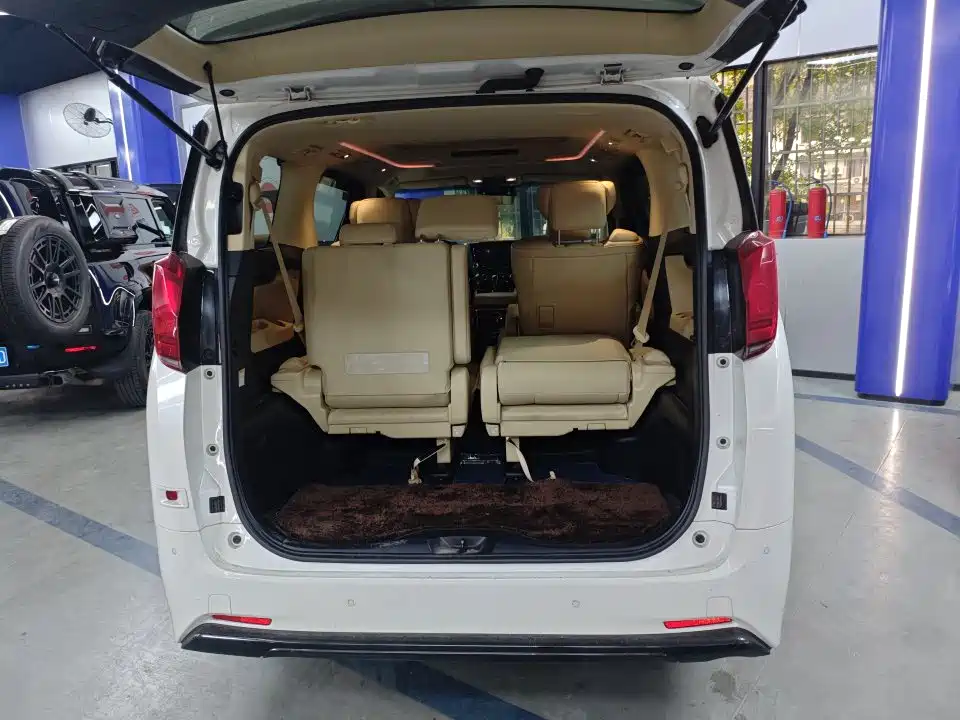 Toyota Alphard — миниатюра 10