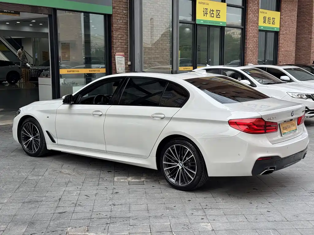 BMW 5 Series — миниатюра 6