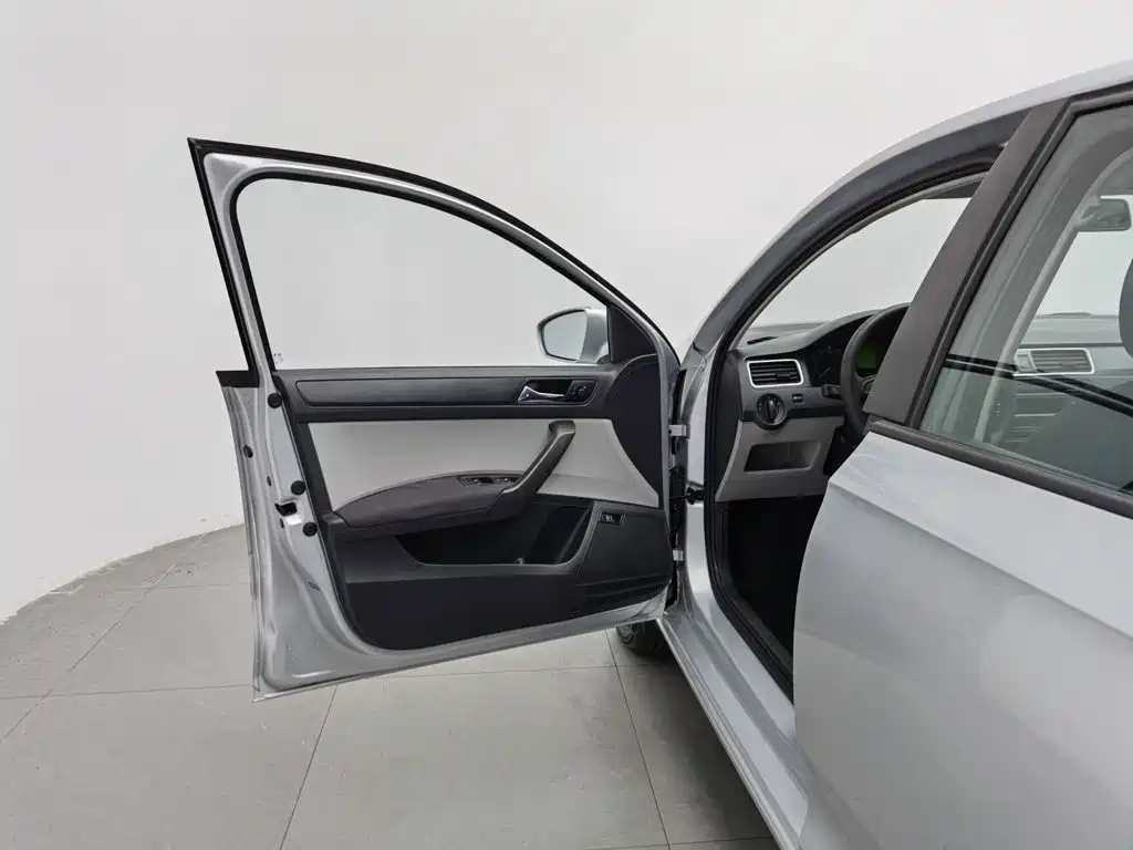 Skoda Rapid — миниатюра 8