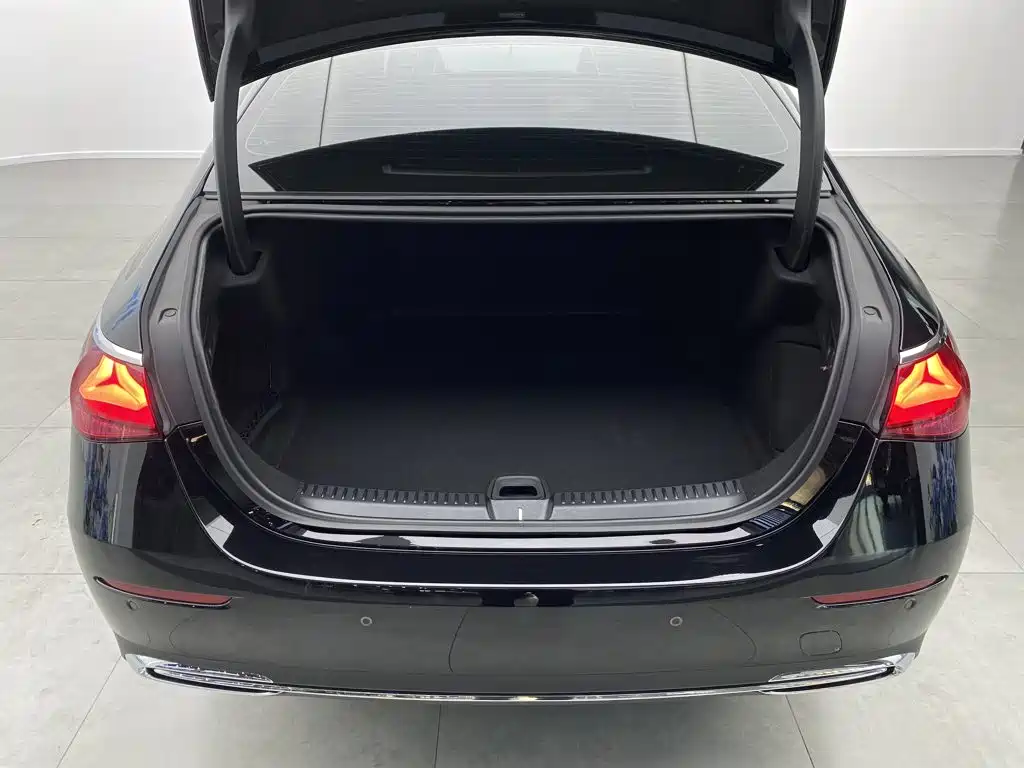 Mercedes-Benz E-Class — миниатюра 9