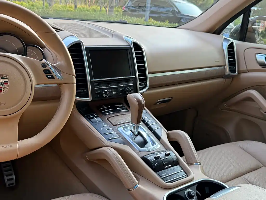 Porsche Cayenne — миниатюра 10