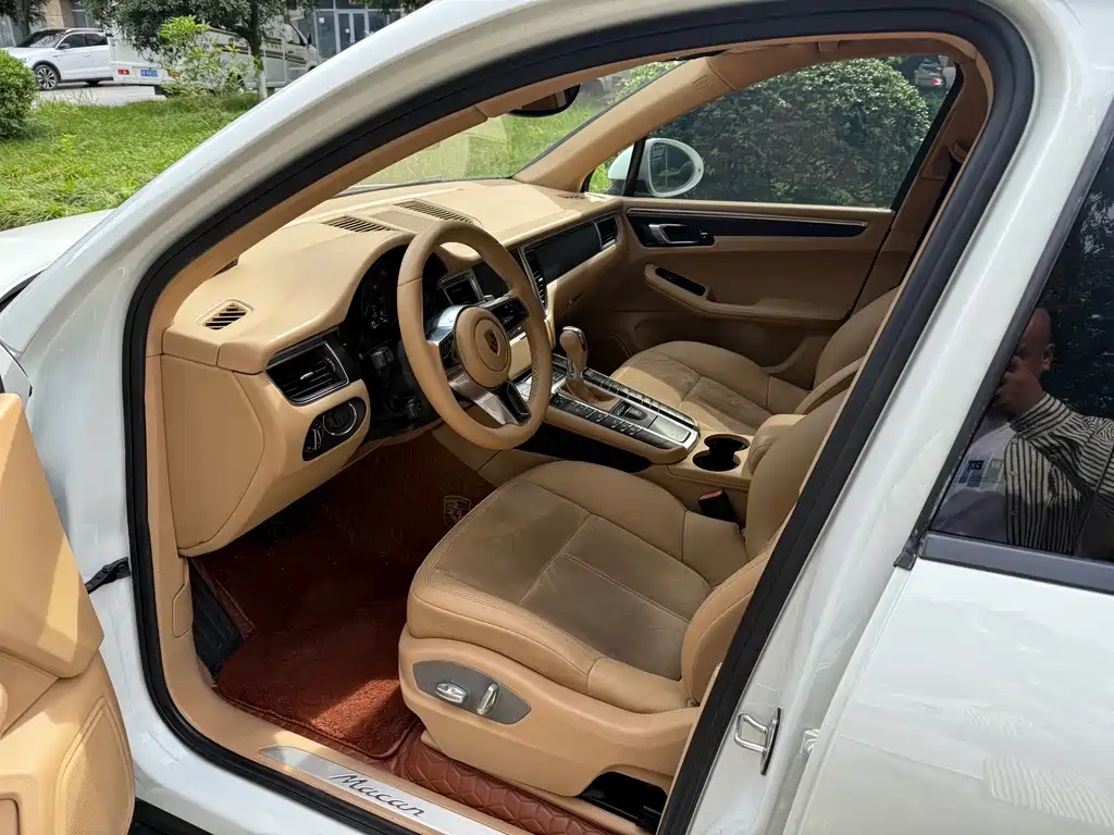 PORSCHE MACAN