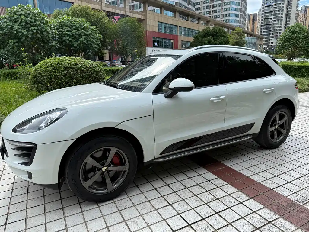PORSCHE MACAN