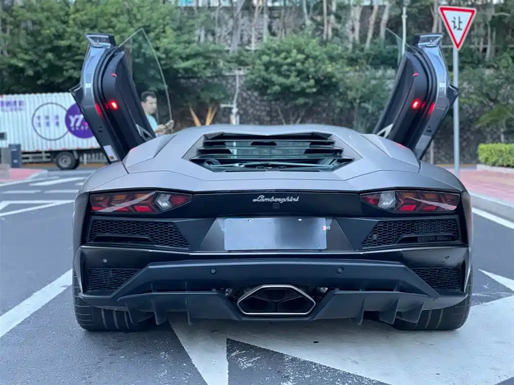LAMBORGHINI AVENTADOR