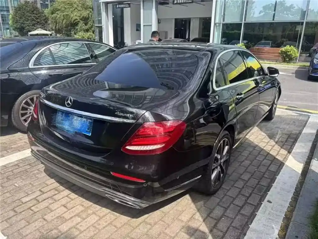 Mercedes-Benz E-Class — миниатюра 3