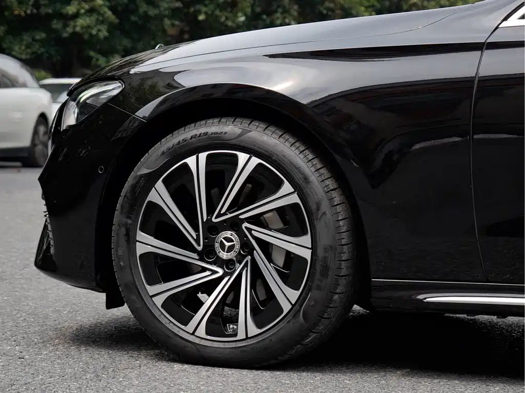 Mercedes-Benz E-Class — миниатюра 6