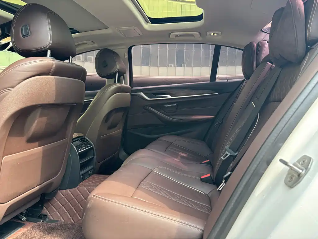 BMW 5 Series — миниатюра 8