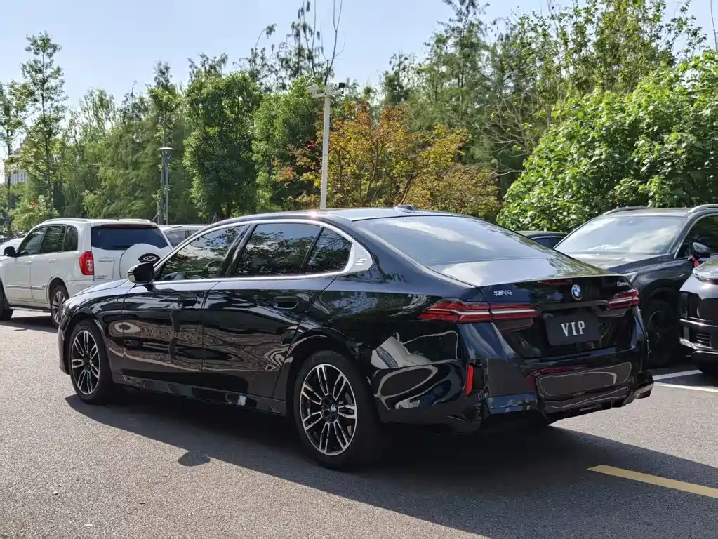 BMW 5 Series — миниатюра 6