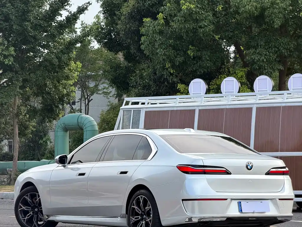 BMW 7 Series — миниатюра 17