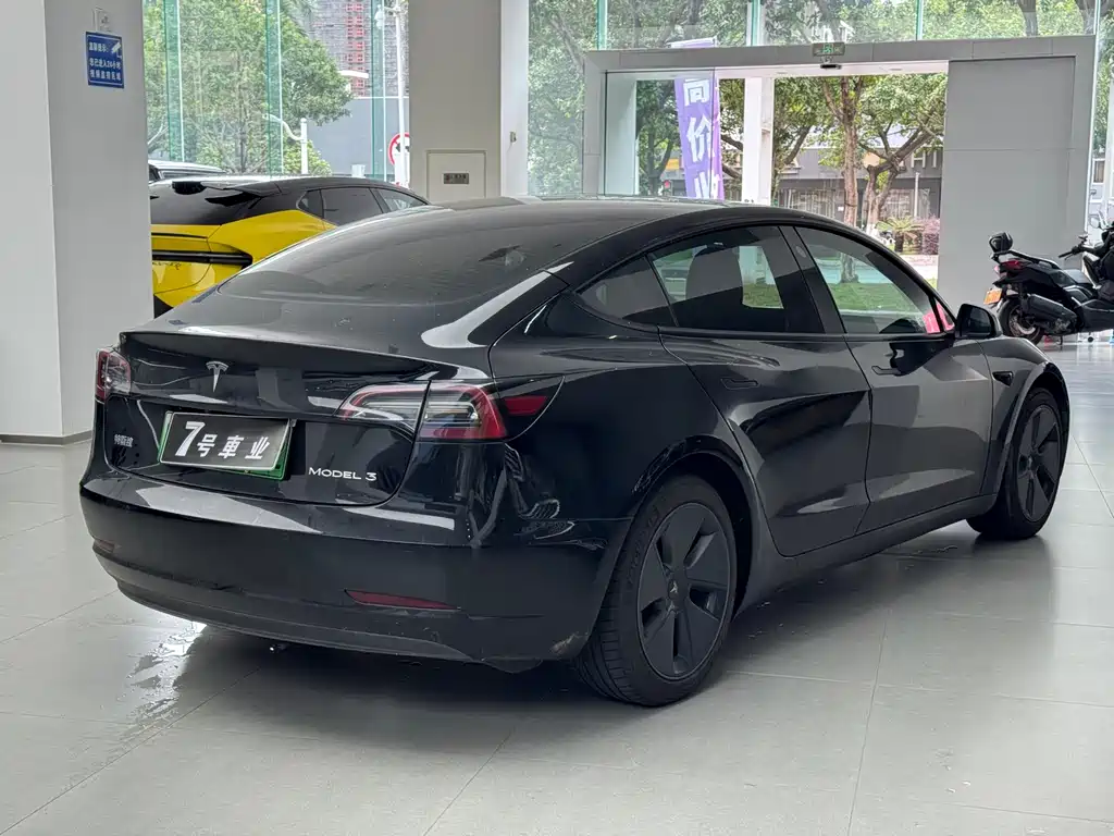 Tesla Model 3 — миниатюра 3