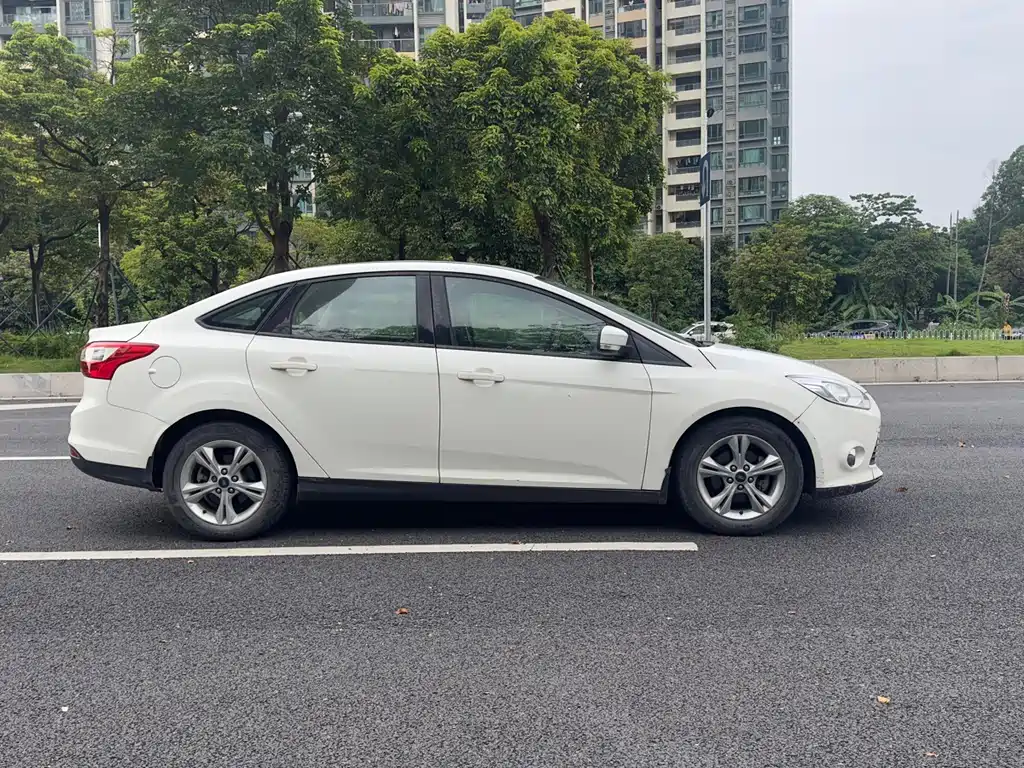 Ford Focus 2012 1.6L AT