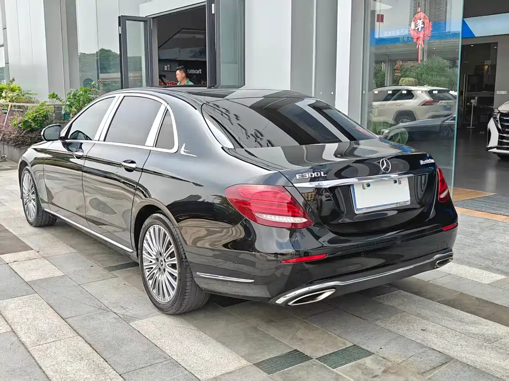 Mercedes-Benz E-Class — миниатюра 6