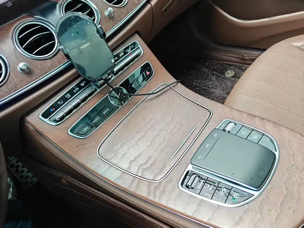 Mercedes-Benz E-Class — миниатюра 11