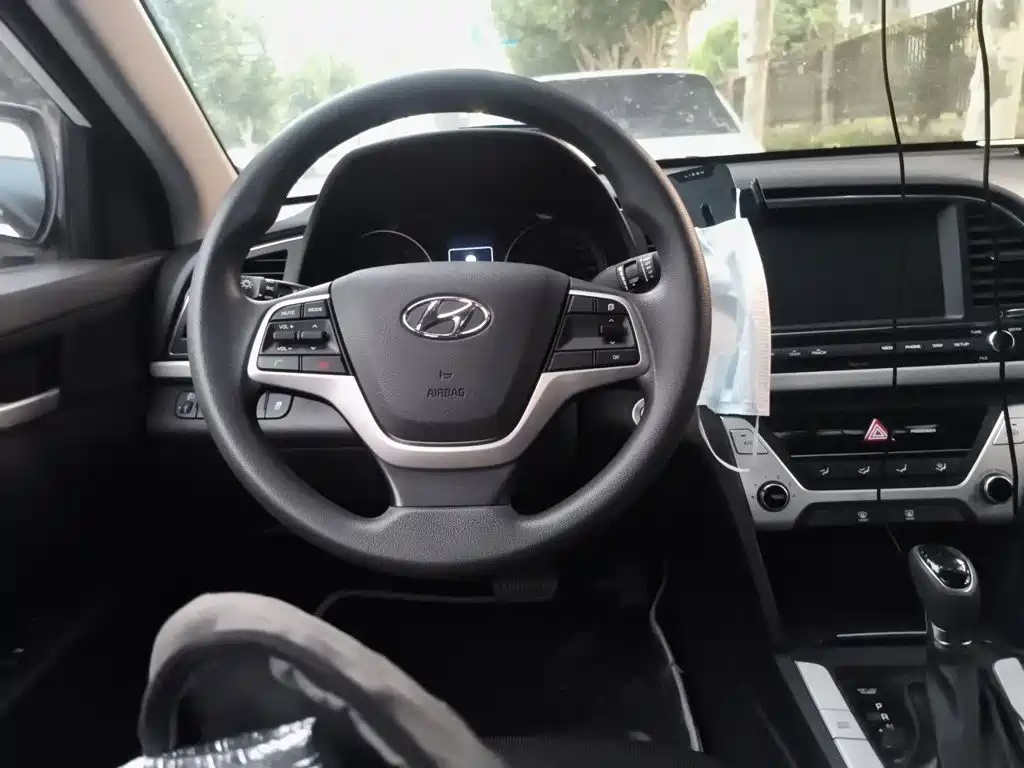 Hyundai Elantra — миниатюра 7