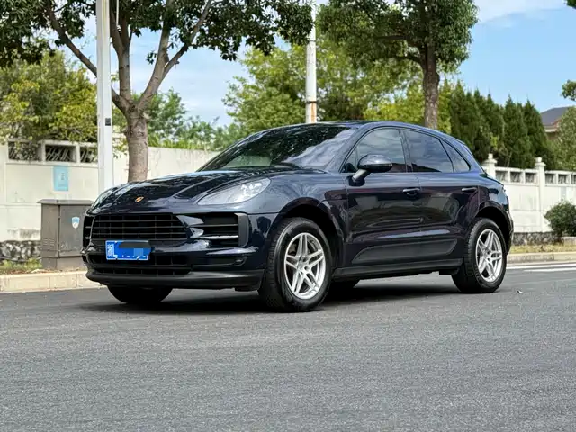 PORSCHE MACAN