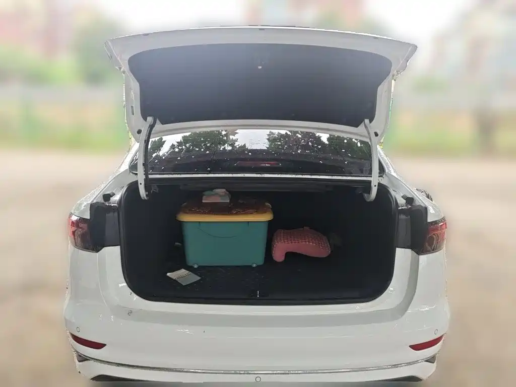 Geely Emgrand 2022 4 1.5L CVT Flagship