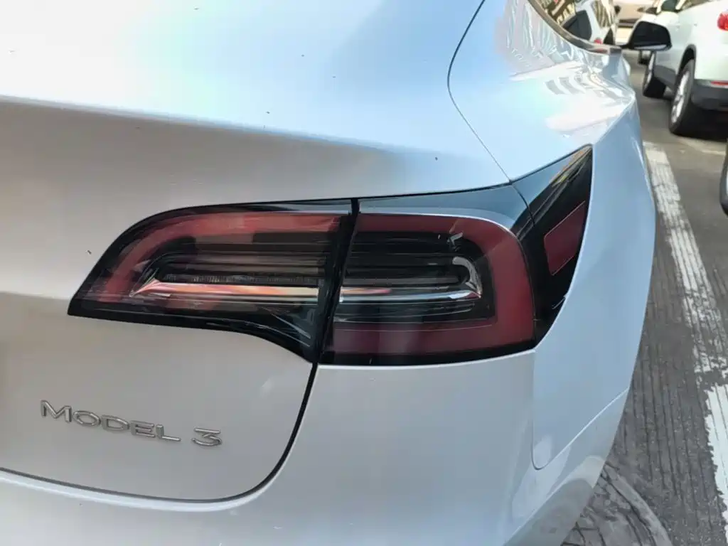 Tesla Model 3 — миниатюра 8