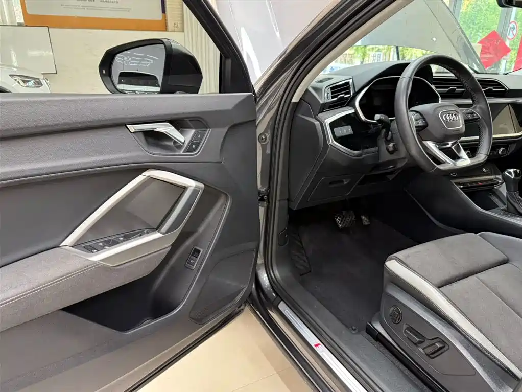 Audi Q3 2023 35 TFSI Fashion (1.4T)