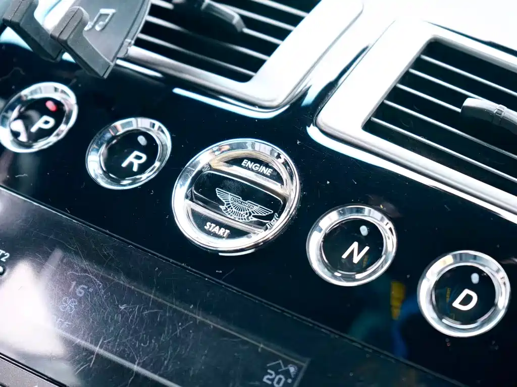 Aston Martin Virage — миниатюра 16