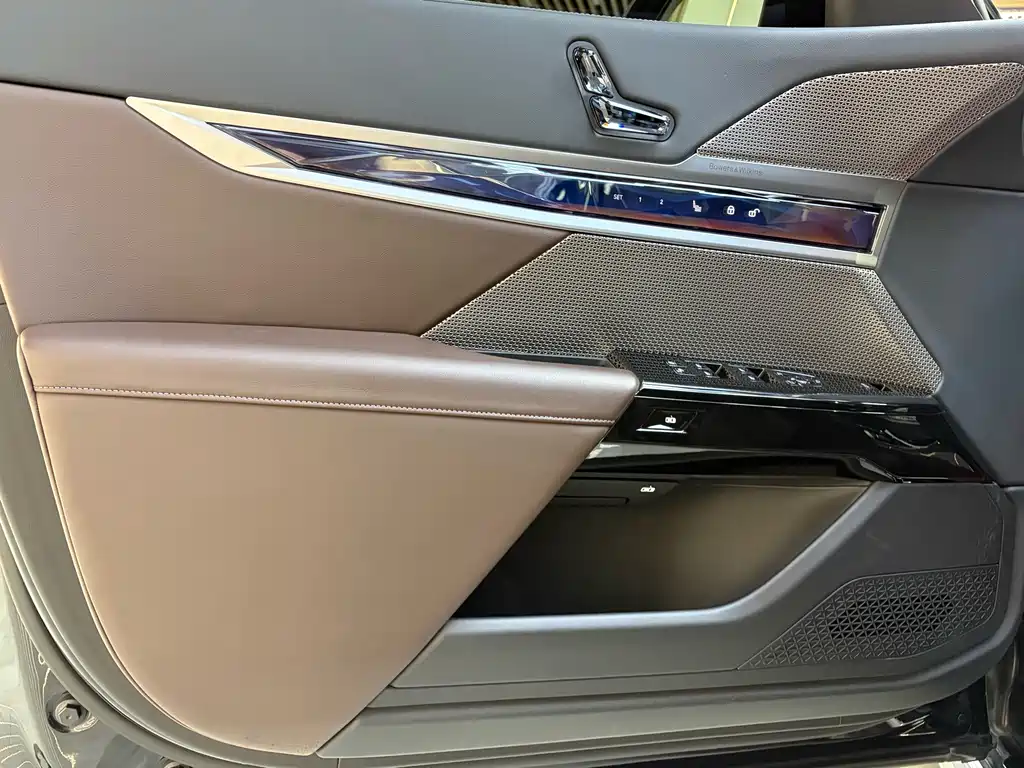 BMW 7 Series — миниатюра 12