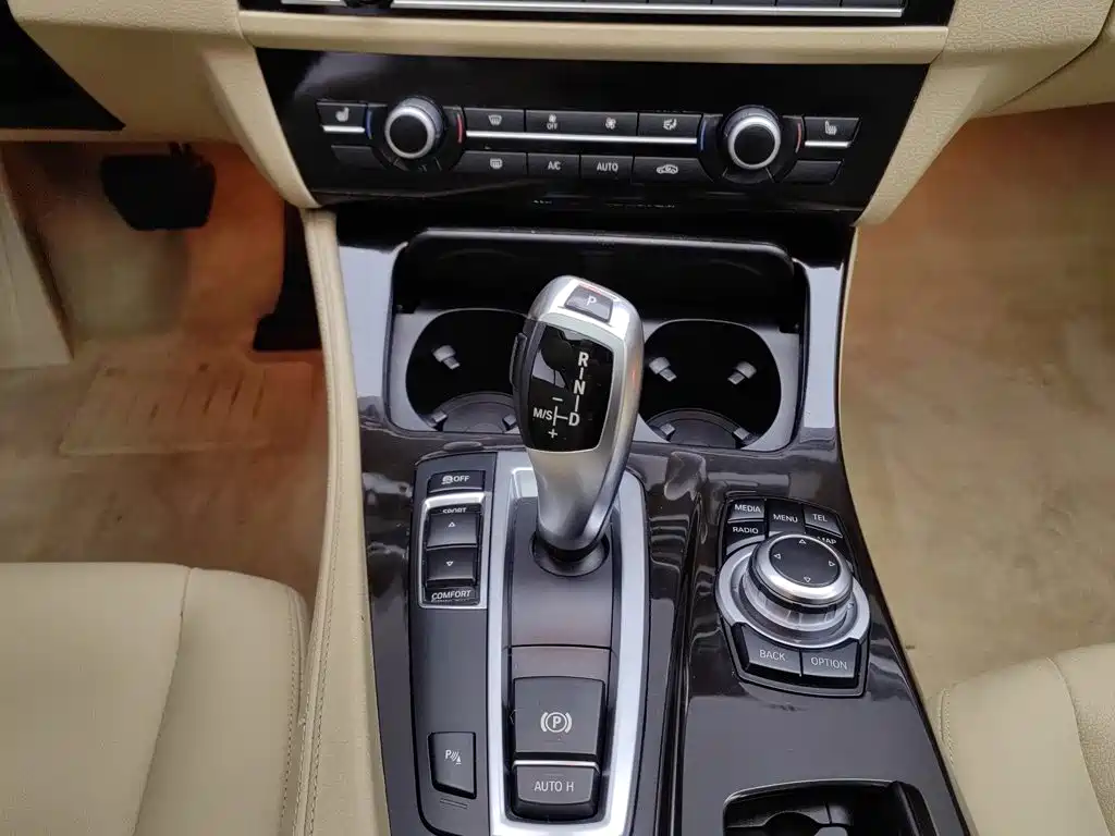 BMW 5 Series — миниатюра 13