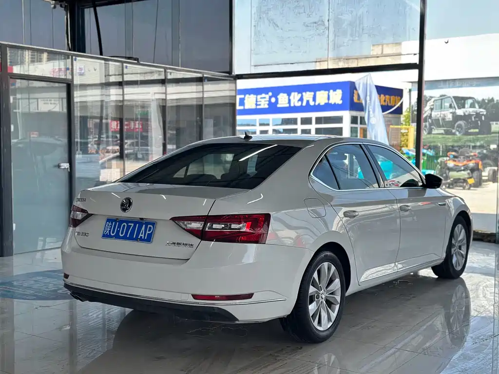 Skoda Superb — миниатюра 12