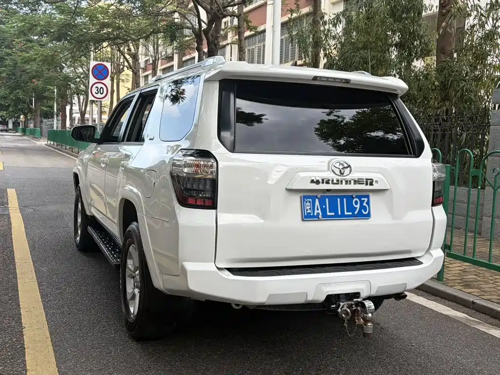 Toyota 4Runner — миниатюра 9