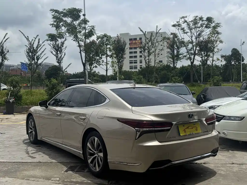 Lexus LS — миниатюра 8