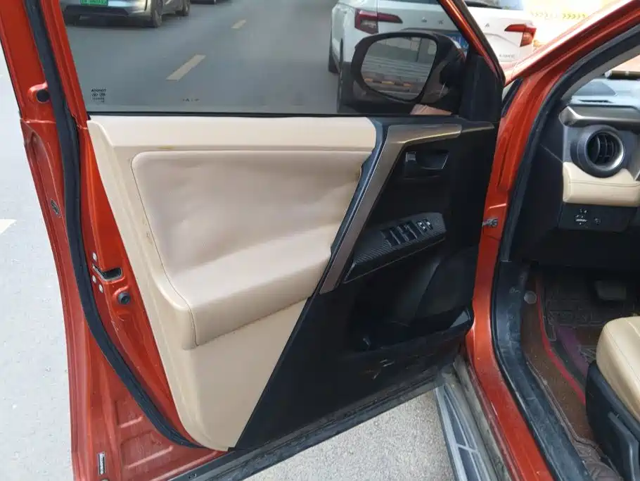 Toyota RAV4 — миниатюра 7