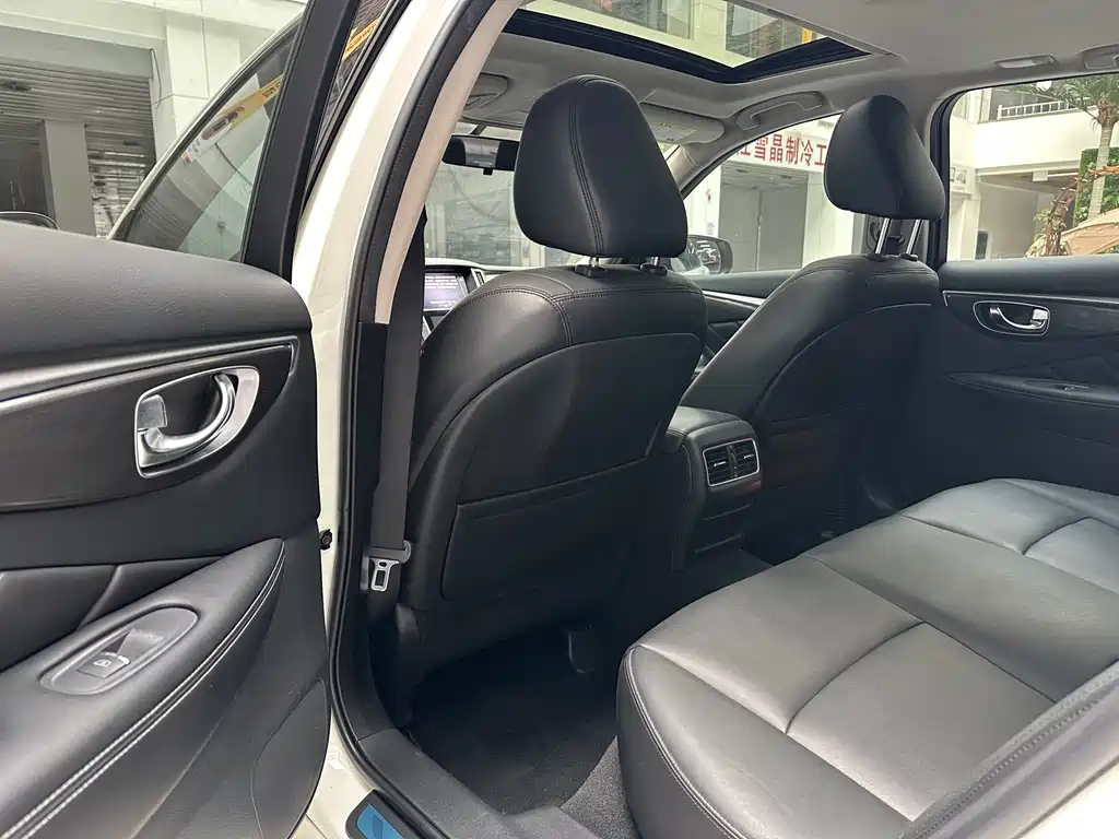 INFINITI Q50L
