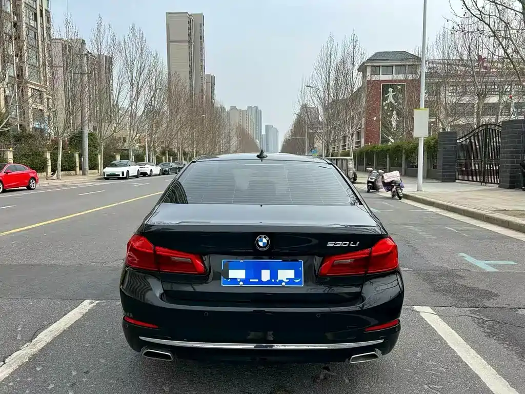 BMW 5 Series — миниатюра 8