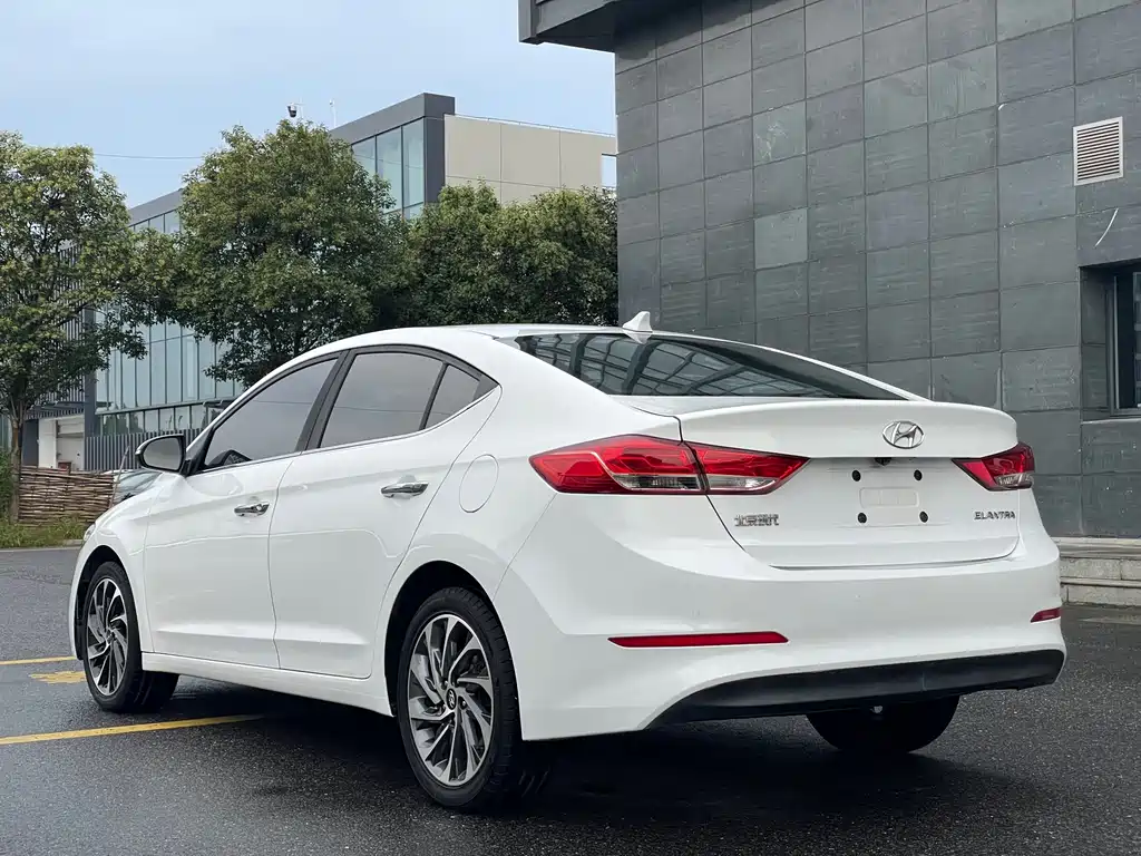 Hyundai Elantra — миниатюра 14