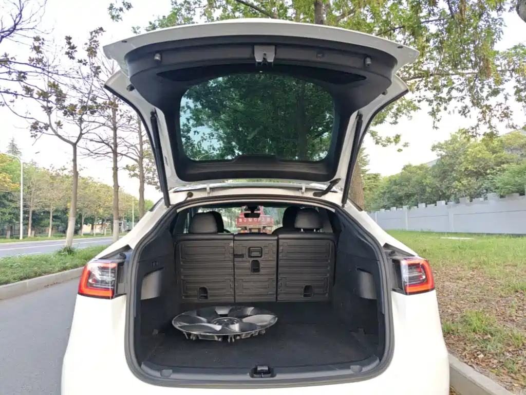 Tesla Model Y — миниатюра 19