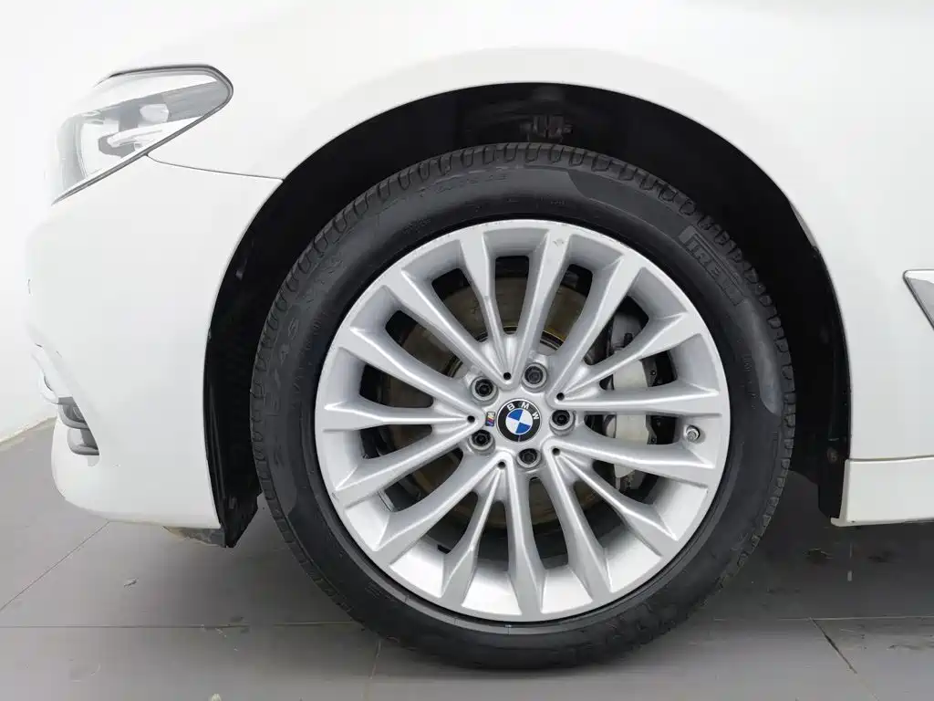 BMW 5 Series — миниатюра 17