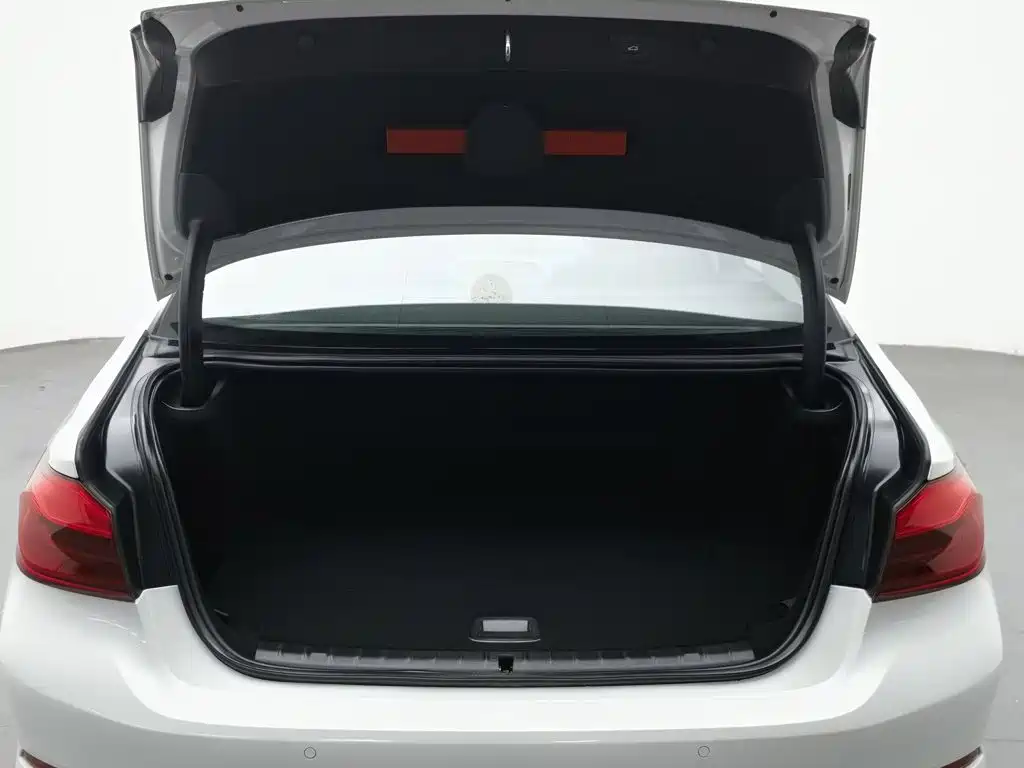 BMW 5 Series New Energy — миниатюра 16
