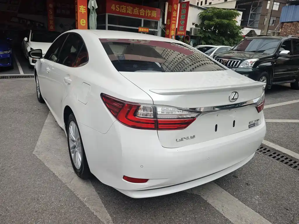Lexus ES — миниатюра 7