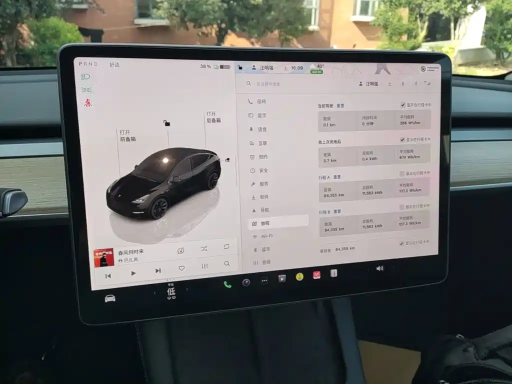 Tesla Model Y — миниатюра 12
