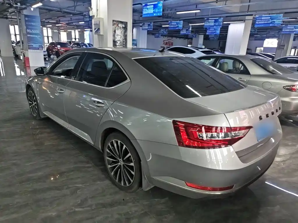 Skoda Superb — миниатюра 5