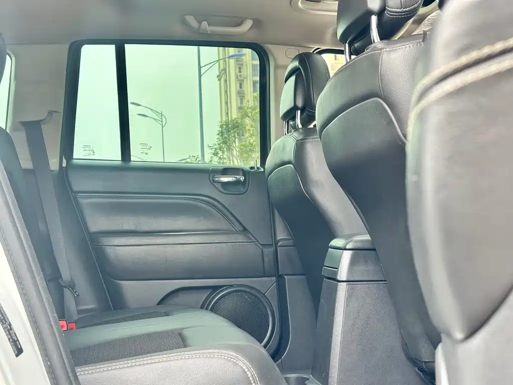 Jeep Compass (Import) — миниатюра 28
