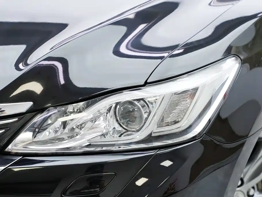Toyota Crown — миниатюра 2