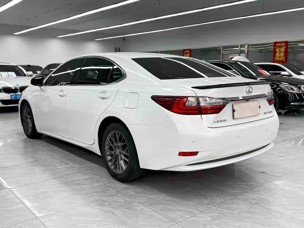 Lexus ES 2017 200 30