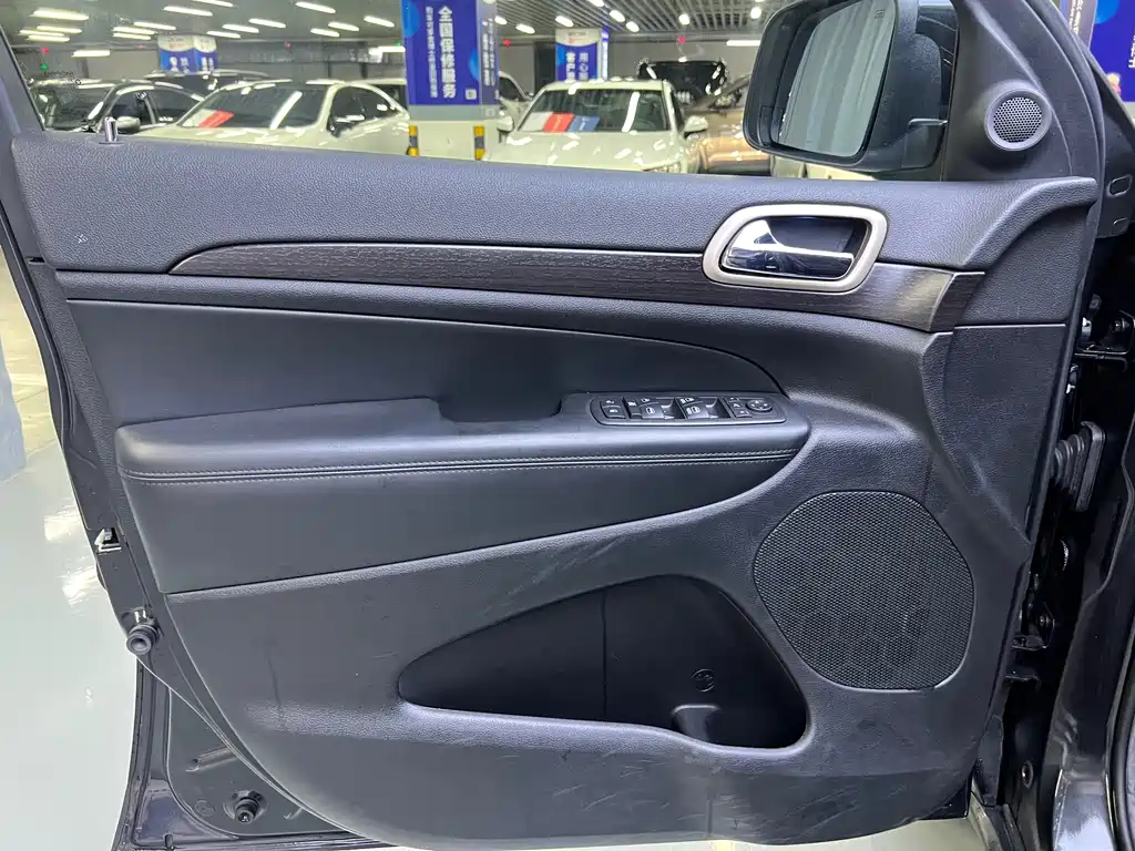 Jeep Grand Cherokee (Import) — миниатюра 8