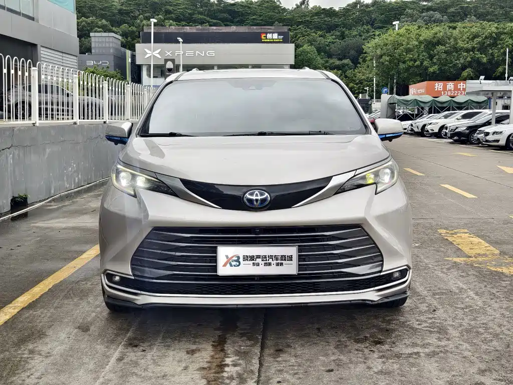 Toyota Sienna — миниатюра 2