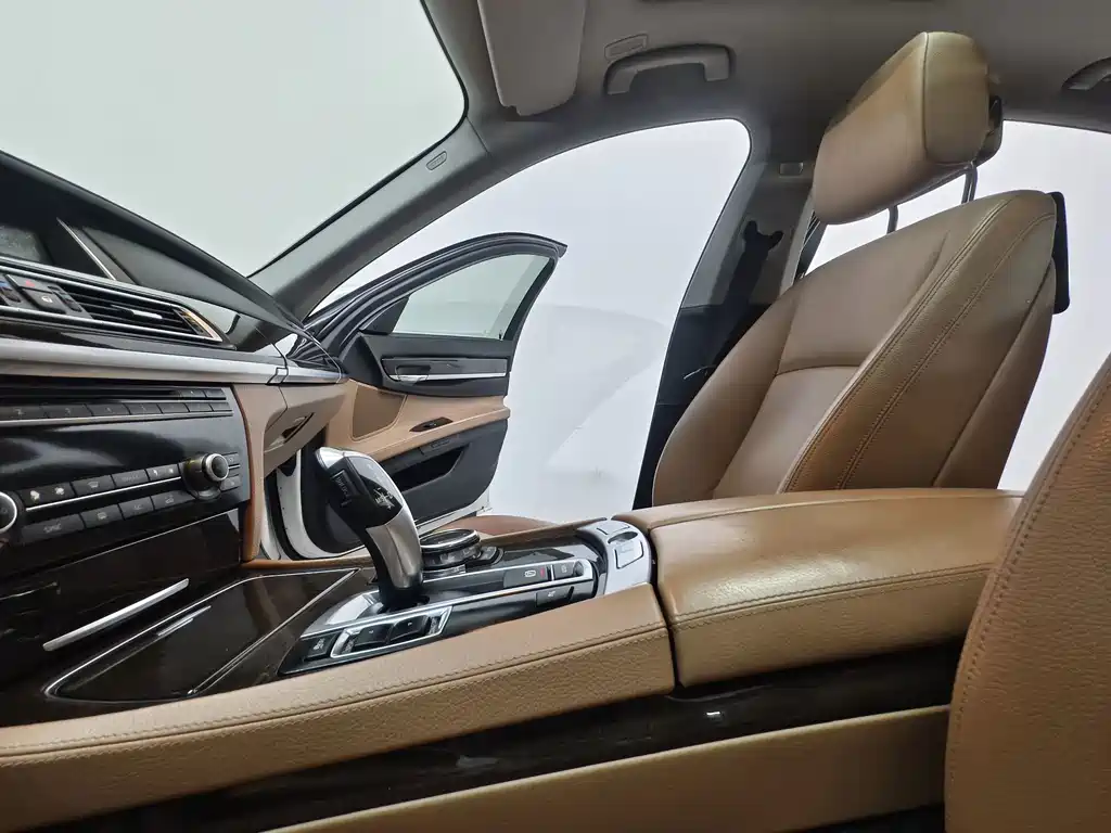 BMW 7 Series — миниатюра 12